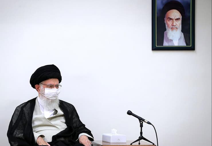 המנהיג העליון של איראן עלי חמינאי עוטה מסכה נגיף קורונה