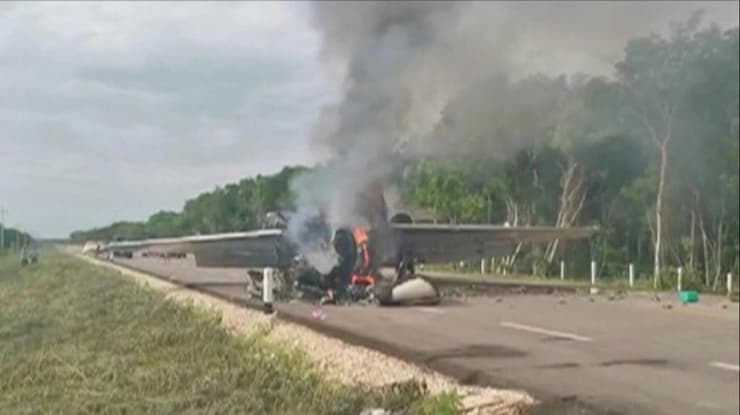 מקסיקו מטוס סמים נחת בכביש המהיר ועלה באש