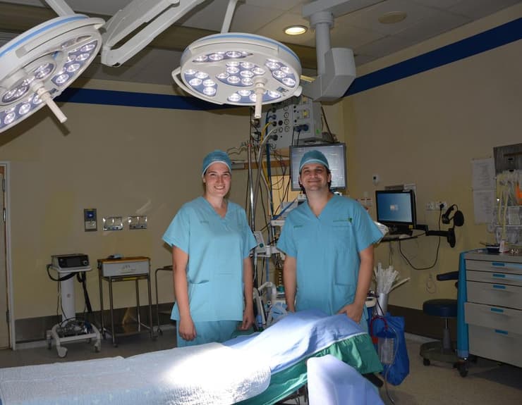 ד"ר עדי בורוביץ וד"ר ענת פרדו בחדר ניתוח נשים בבילינסון
