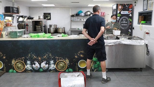 ''אנשים רעבים''. חלוקת מזון בלוד (צילום: דנה קופל) ''אנשים רעבים''. חלוקת מזון בלוד