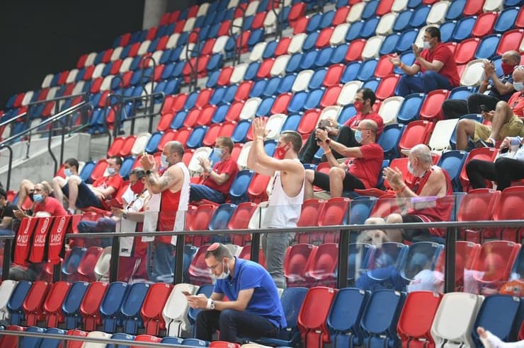 הפועל ת"א מקבלת תמיכה בדרייב אין (צילום: יאיר שגיא) אוהדי הפועל ת"א בדרייב אין