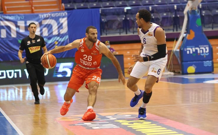 רביב לימונד מול איבן אלמיידה (צילום: אלעד גרשגורן) רביב לימונד מול איבן אלמיידה