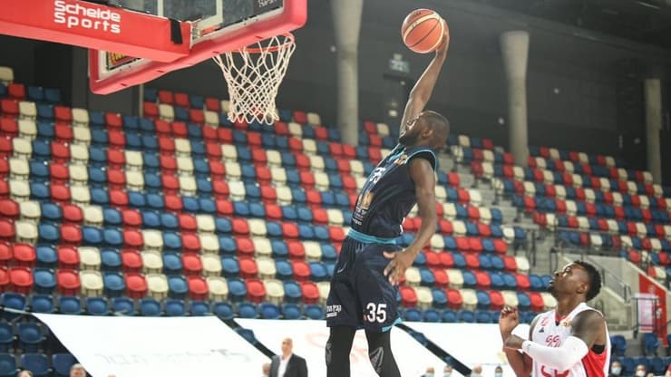 הפועל אילת נכנסת לבידוד (צילום: יאיר שגיא) מילטון דויל בדרך לדאנק