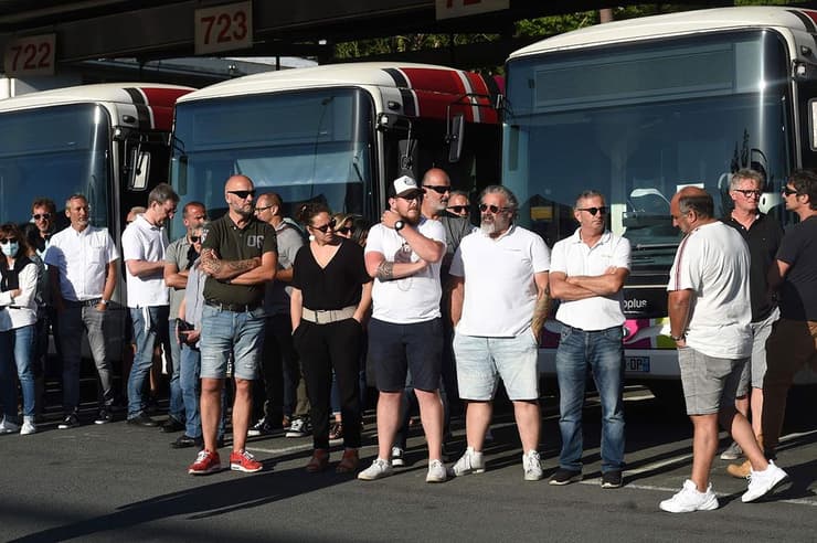 נהגי אוטובוס עם שר התחבורה של צרפת ז'אן בפטיסט דג'ברי בעיר באיון מחאה על תקיפת נהג שדרש לעטות מסכה