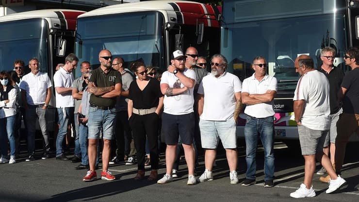 נהגי אוטובוס עם שר התחבורה של צרפת ז'אן בפטיסט דג'ברי בעיר באיון מחאה על תקיפת נהג שדרש לעטות מסכה