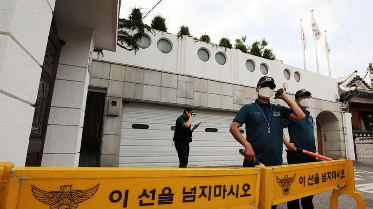 המשטרה מחוץ לביתו של ראש העיר הנעדר של סיאול דרום קוריאה