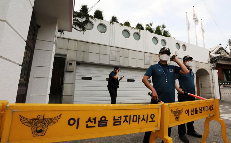 המשטרה מחוץ לביתו של ראש העיר הנעדר של סיאול דרום קוריאה