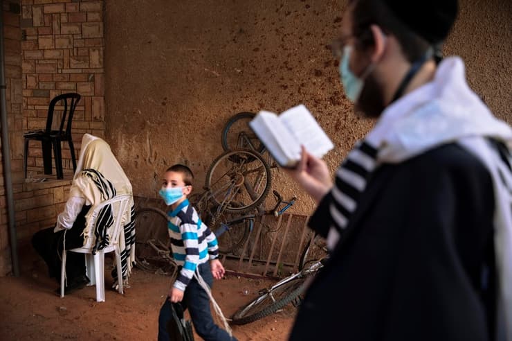 ילדים מתפללים בית כנסת מסיכות מסכות הגבלות קורונה בני ברק ישראל