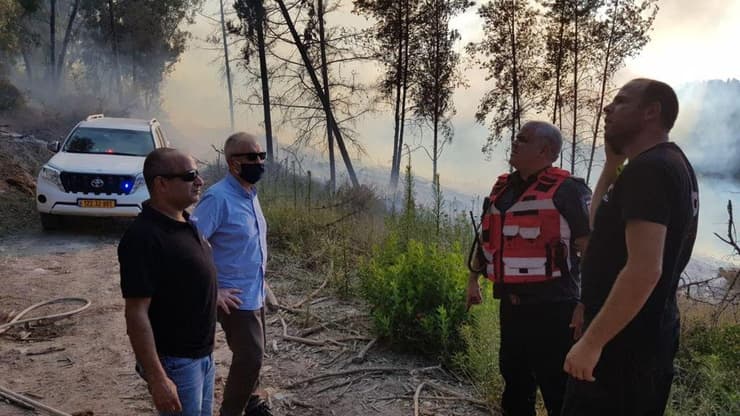 השריפה באזור מגידו: ראש המועצה איציק חולבסקי (שני משמאל) עם קציני הכיבוי
