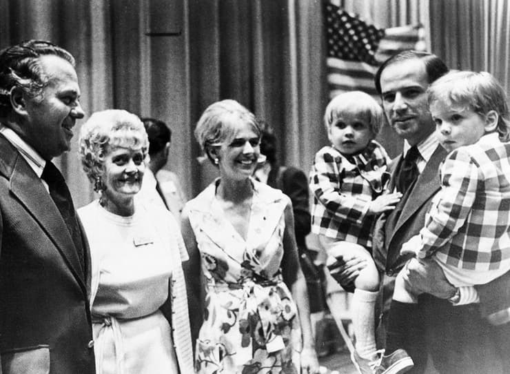 ארה"ב בוחרת 2020 בחירות ג'ו ביידן שנת 1972 ועידה דמוקרטית של דלאוור בידיים ילדיו ג'וזף ורוברט וממש לידו אשתו ניליה