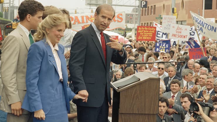 ארה"ב בוחרת 2020 בחירות ג'ו ביידן עם אשתו ג'יל ביידן עצרת 1987 אחרי שהכריז על מועמדותו לנשיאות