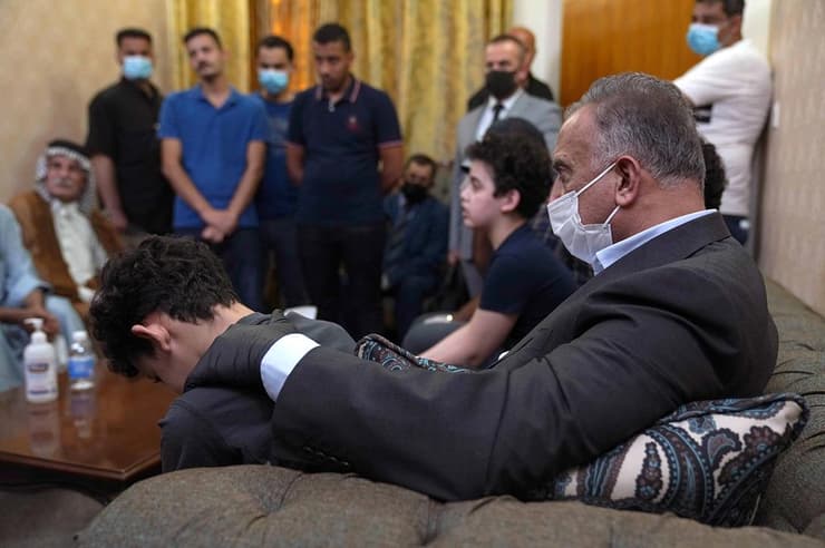 ראש ממשלת עיראק מוסטפה אל-קזימי מנחם את בני משפחת הפרשן הישאם אל-האשמי שנרצח  ב בגדד