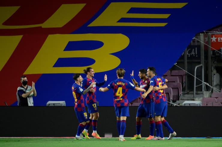 זה עוד לא אבוד. שחקני ברצלונה חוגגים (צילום: AFP) ברצלונה חוגגת