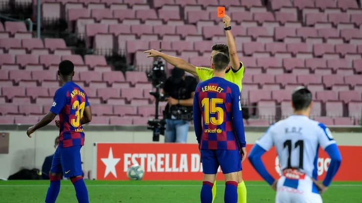 פאטי מורחק לאחר ארבע דקות (צילום: AFP) פאטי מורחק לאחר ארבע דקות