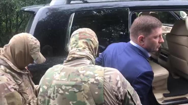 רוסיה מעצר סרגיי פורגל מושל מחוז חברובסק מואשם ב מעשי רצח 