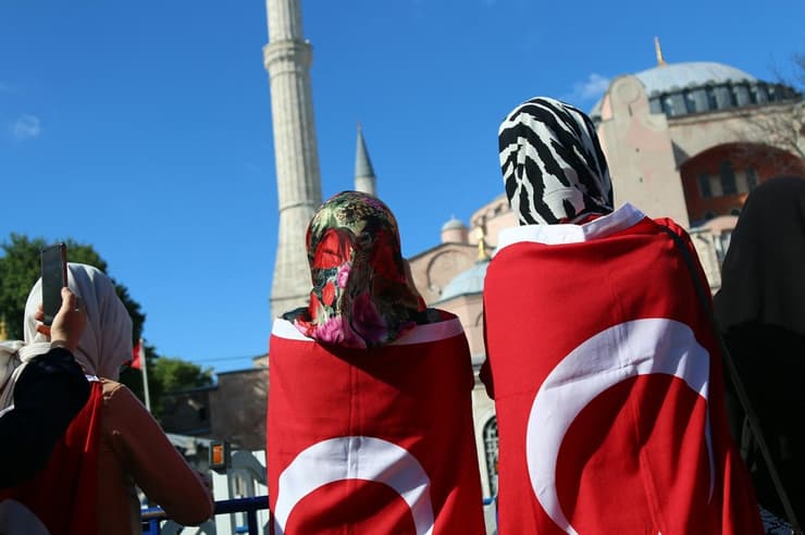 טורקיה איסטנבול חוגגים ליד איה סופיה את הכרזת ארדואן ש יהפוך ל מסגד
