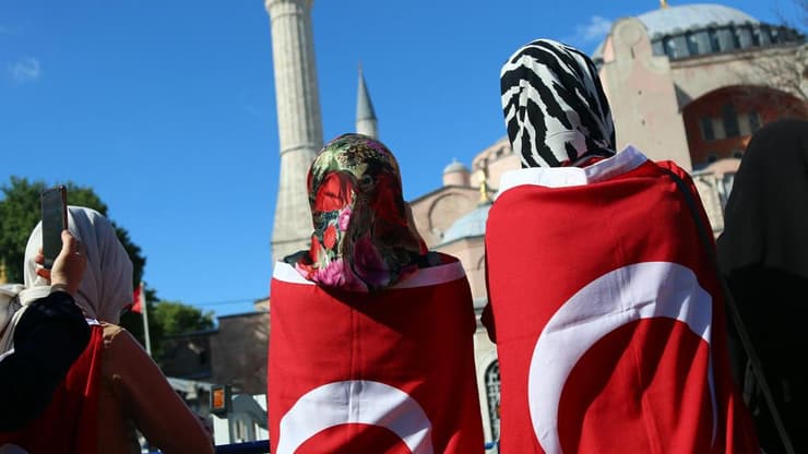טורקיה איסטנבול חוגגים ליד איה סופיה את הכרזת ארדואן ש יהפוך ל מסגד