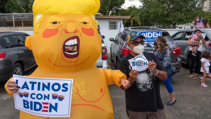 הפגנה ב פלורידה נגד נשיא ארה"ב דונלד טראמפ
