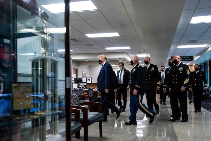 דונלד טראמפ מסכה בית חולים צבאי וולטר ריד בעיר תסדה נגיף קורונה 