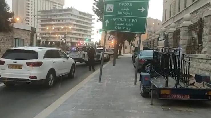 אגף האכיפה בעיריית ירושלים מפנה את המאהל והציוד של המפגינים נגד בנימין נתניהו ברחוב בלפור
