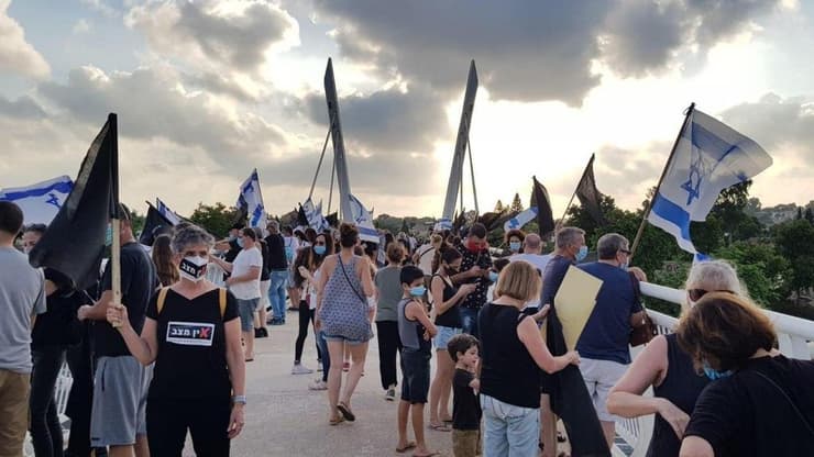 מחאת הדגלים השחורים בגשר הולכי רגל דרור