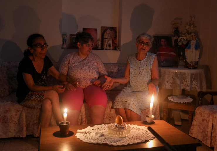לבנון הפסקות חשמל מדליקים נרות סמירה חנה ביירות
