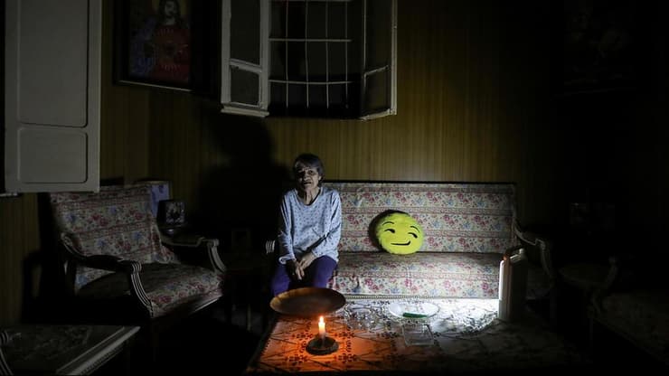 לבנון הפסקות חשמל מדליקים נרות 