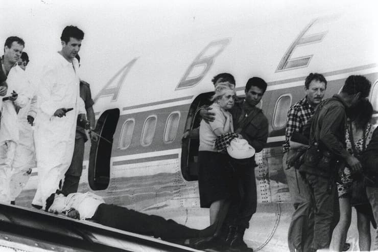 אהוד ברק (בסרבל הלבן) לאחר חילוץ מטוס סבנה