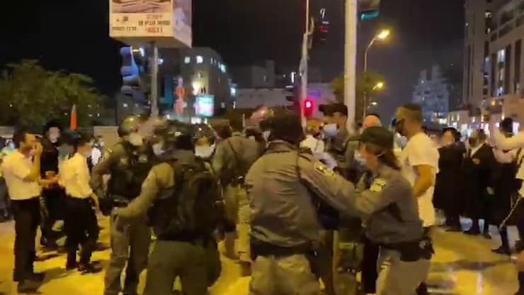 שוטר היכה מפגין שלא עטה מסכה בעימותים בירושלים
