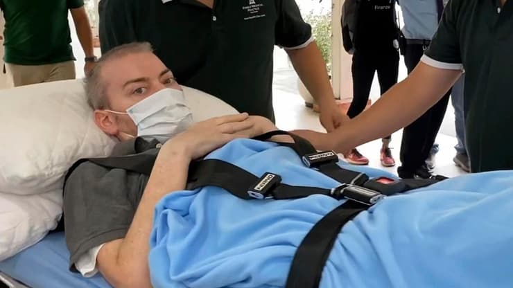בריטניה וייטנאם סטיבן קמרון טייס משתחרר מבית החולים