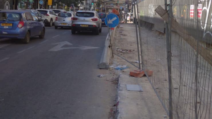 המדרכה החסומה ברחוב הרצל בתל אביב