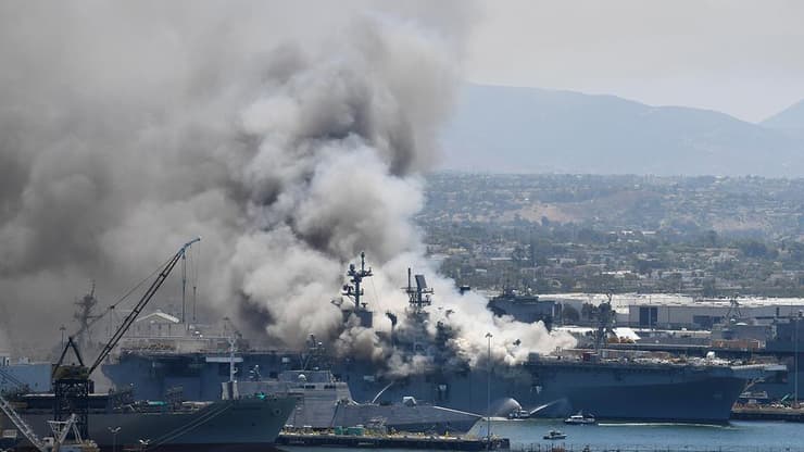 ארה"ב סן דייגו פיצוץ ו שריפה ב ספינה של חיל הים האמריקני