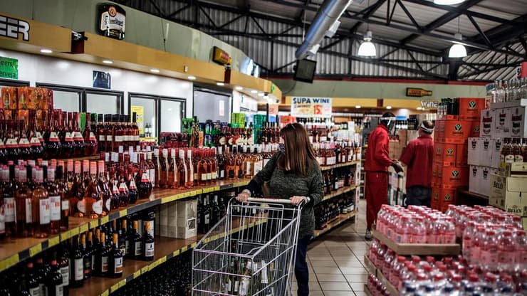חנות משקאות ב יוהנסבורג אחרי ביטול איסור ה אלכוהול דרום אפריקה נגיף קורונה