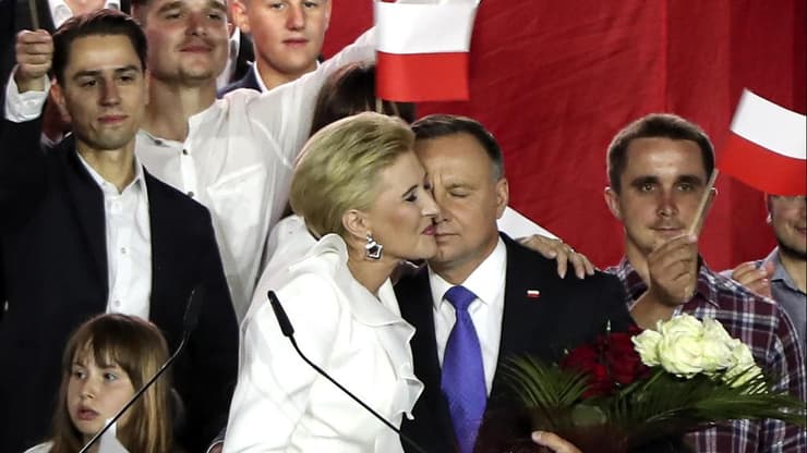 נשיא פולין אנדז'יי דודה עם רעייתו ניצחון בסיבוב השני ב בחירות