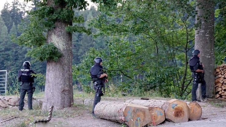 גרמניה מצוד אחרי הומלס חמוש ב יער השחור