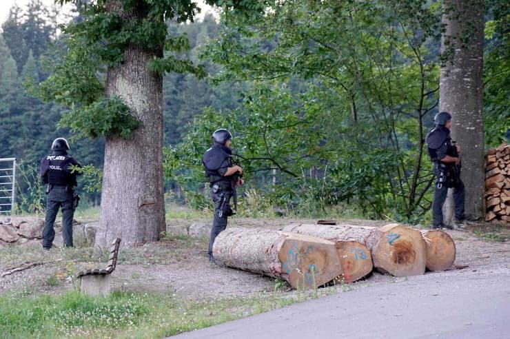 גרמניה מצוד אחרי הומלס חמוש ב יער השחור
