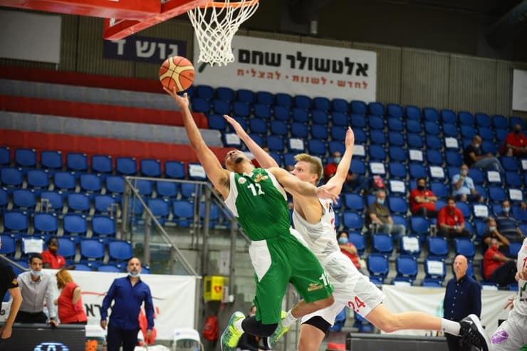 אנדרוז וברונסמה במאבק על הכדור