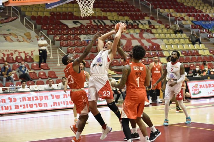 סרור במאבק לבדו