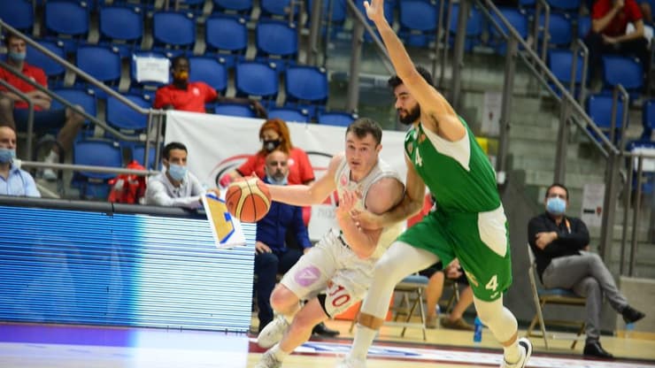 ספנסר וייס מול יונתן מור