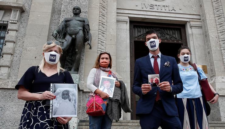 איטליה בני משפחות של קורבנות ה קורונה מחוץ לבית משפט ב ברגמו לפני הגשת תלונה על ההתנהלות במשבר