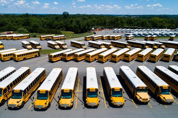 ארה"ב נגיף קורונה אוטובוסים של בית ספר חונים ב וירג'יניה