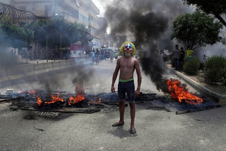 מפגינה הפגנה נגד הממשלה ב לבנון ב ביירות עקב המשבר הכלכלי ב 14 ביולי 