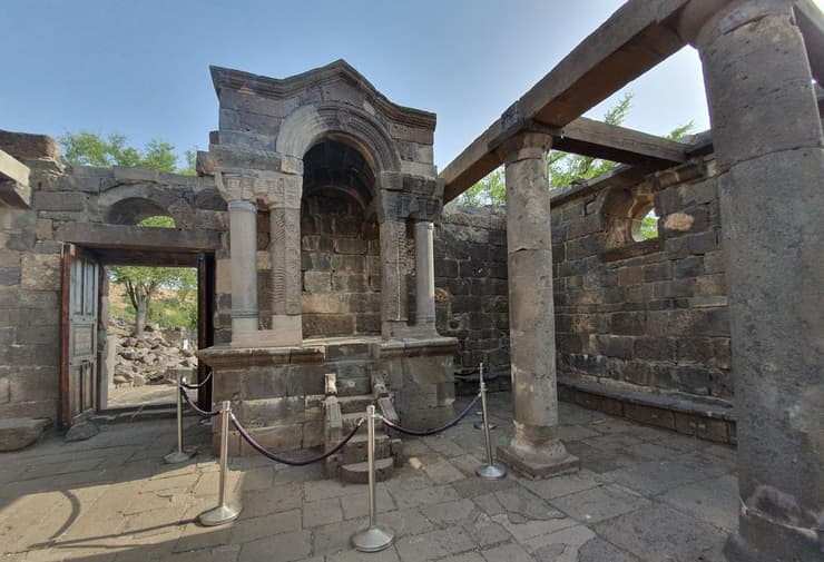 ביקור בעין קשתות שחזור בבית הכנסת העתיק