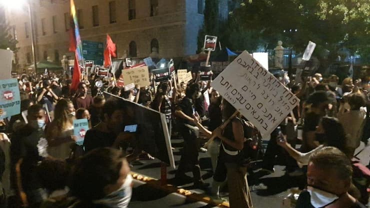 הפגנה של ה"קריים מיניסטר" והדגלים השחורים נגד ראש הממשלה בנימין נתניהו בבלפור