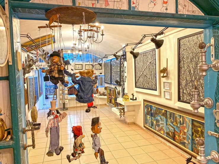 חצר המוזיאון של האמן אמיר אלקיים