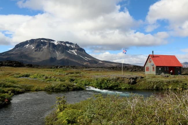 הֶרְדֶבְרֶד (Herðubreið) המתנשא לגובה של 1,682 מ' ומכונה "מלכת ההרים של איסלנד"
