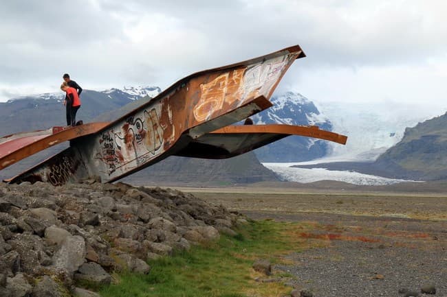 גשר שנהרס בשיטפון בהתפרצות של קרחון Vantajökull