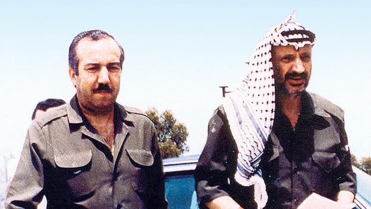 אבו ג'יהאד (משמאל) עם יאסר ערפאת. אבי אסטרטגיית הסיבוך 