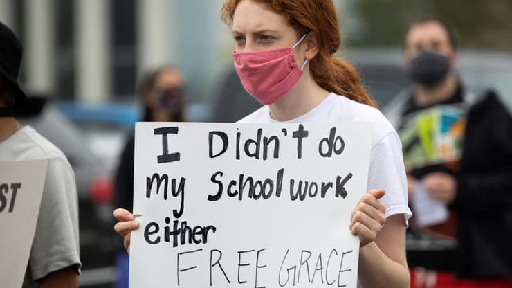  "גם אני לא עשיתי את שיעורי הבית שלי". בהפגנה למען גרייס