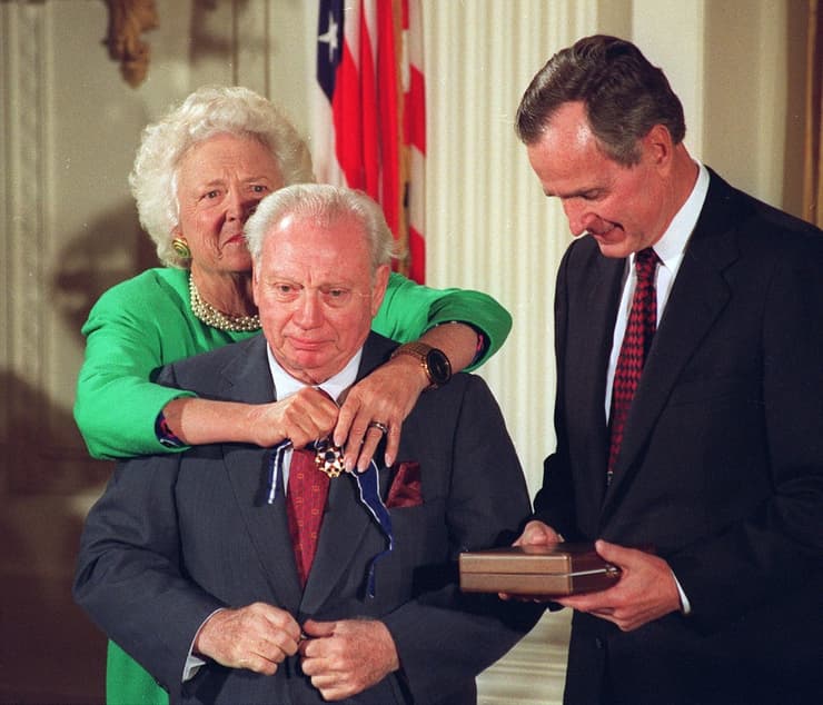 אייזק שטרן מקבל את מדליית החירות הנשיאותית מג'ורג' וברברה בוש, 1992